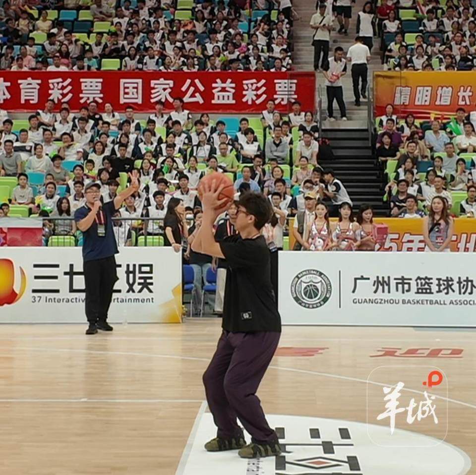 起现场欢呼